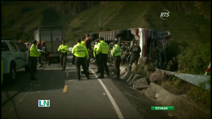 Autoridades registraron nueve fallecidos tras volcarse un bus en la vía ...