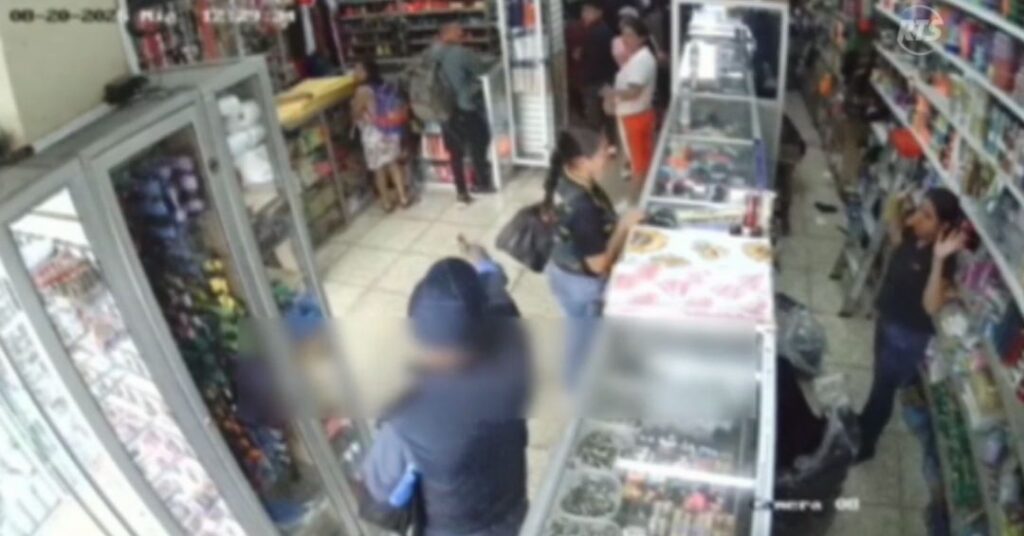 Asaltantes armados roban local comercial en el centro de Guayaquil ...