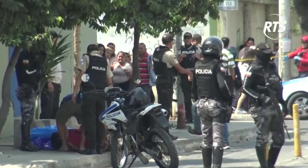 Sicarios asesinan a hombre frente a su hija en exteriores de escuela en ...