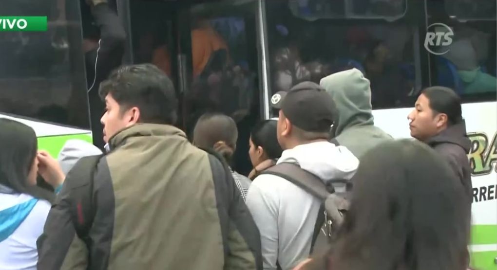 Transporte público en Quito reduce horario y deja miles de ciudadanos ...