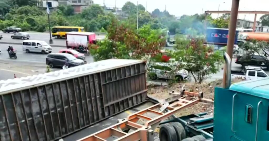 Tráiler volcado con contenedor en el viaducto de La Prosperina, Guayaquil